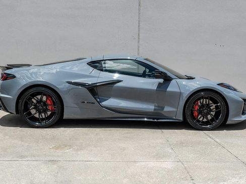 Used 2025 Chevrolet Corvette Z06 RWD image 7