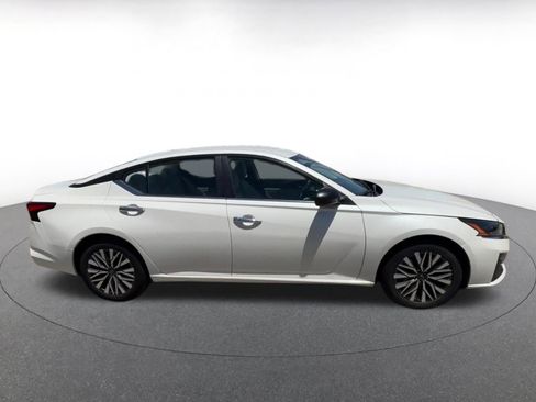 Used 2025 Nissan Altima 2.5 SV FWD image 16
