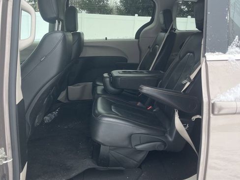 Used 2017 Chrysler Pacifica Touring-L w/ Tire & Wheel Group image 6