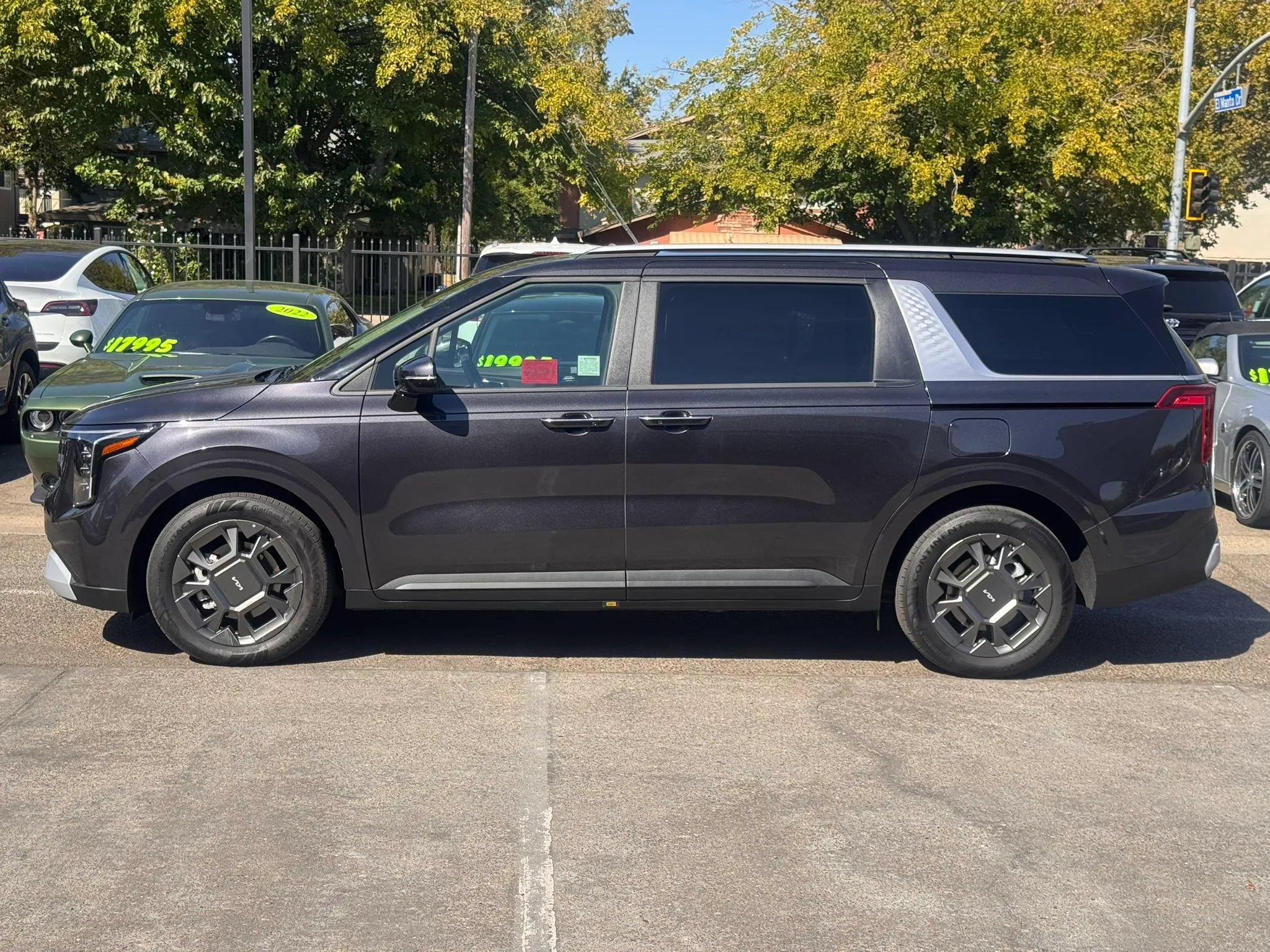 Used 2025 Kia Carnival EX FWD image 3