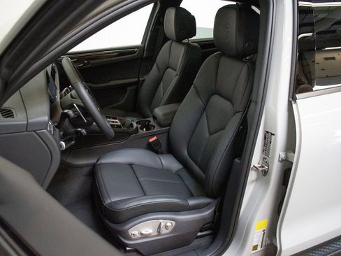 New 2026 Porsche Macan image 5