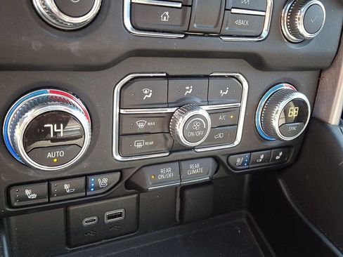 Used 2024 GMC Yukon SLT w/ SLT Premium Package image 17