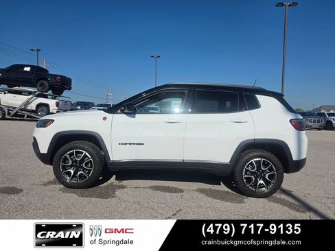 Used 2025 Jeep Compass Trailhawk AWD/4WD image 4