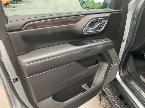 Used 2023 Chevrolet Suburban Z71 w/ Luxury Package AWD/4WD image 16