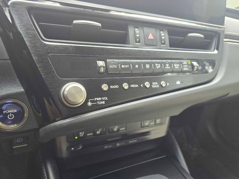 Used 2022 Lexus ES 300h w/ Premium Package image 30