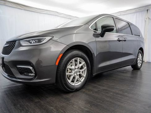 Used 2023 Chrysler Pacifica Touring-L FWD image 29