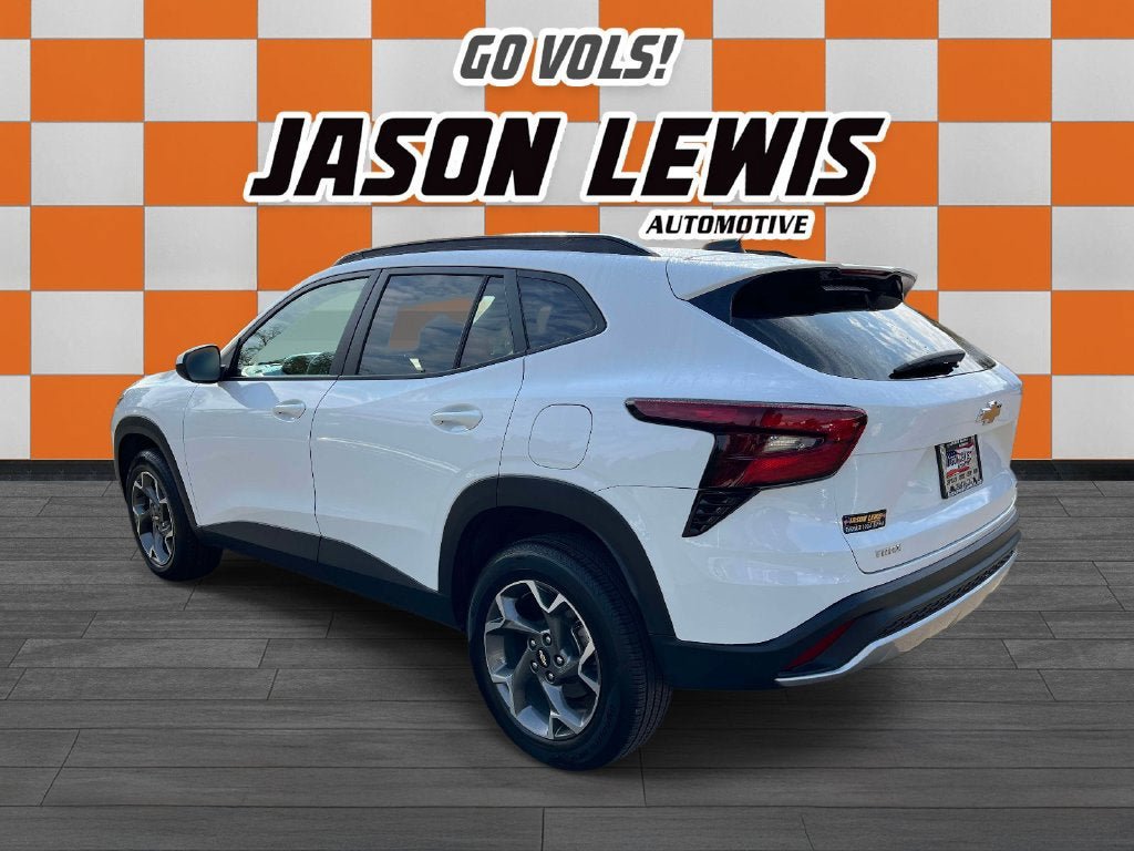 Used 2025 Chevrolet Trax LT FWD image 5