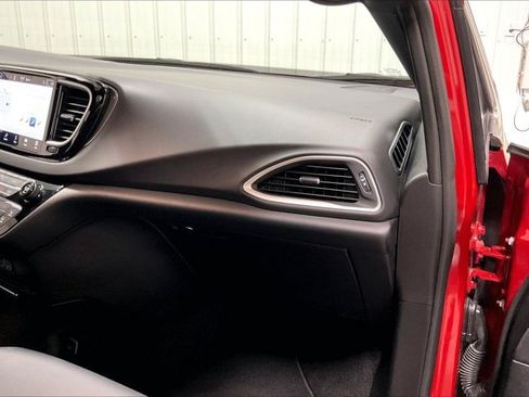Used 2025 Chrysler Pacifica Select FWD image 16