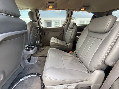 Used 2005 Chrysler Town & Country Touring w/ Leather Interior Group image 10