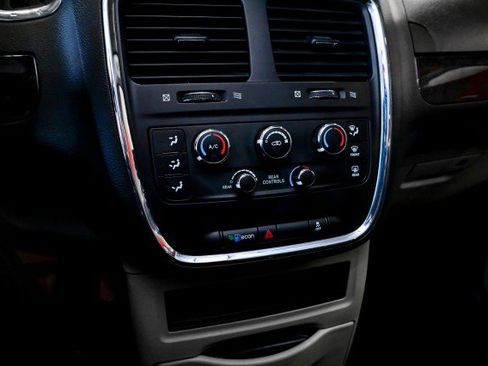Used 2019 Dodge Grand Caravan SE w/ UConnect Hands-Free Group image 31
