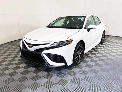 Used 2023 Toyota Camry SE FWD image 7
