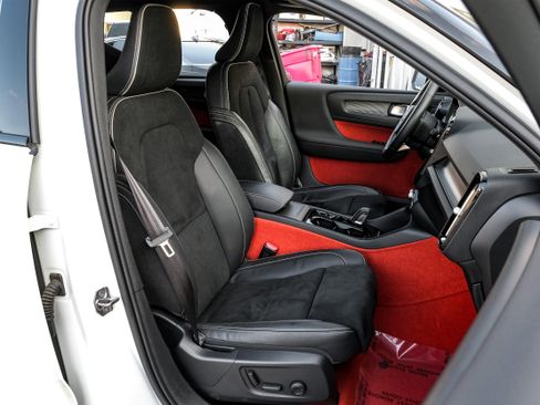 Used 2021 Volvo XC40 T4 R-Design image 36