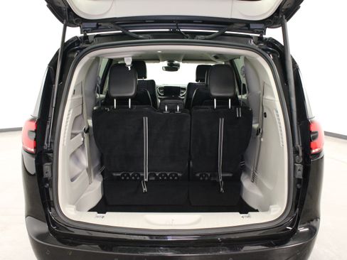 Used 2024 Chrysler Pacifica Touring-L FWD image 12