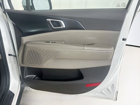 Used 2025 Kia Carnival FWD image 34