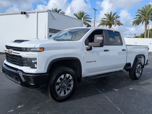 Used 2024 Chevrolet Silverado 2500 Custom w/ Custom Value Package image 3