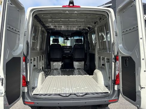 Used 2025 Mercedes-Benz Sprinter 2500 image 4