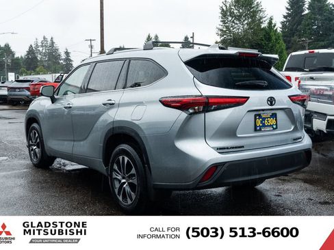 Used 2022 Toyota Highlander XLE AWD/4WD image 5