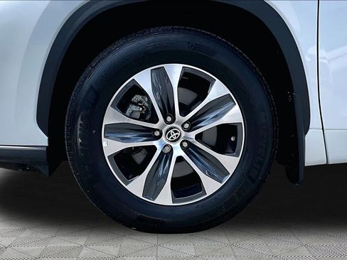 Used 2024 Toyota Highlander XLE AWD/4WD image 11