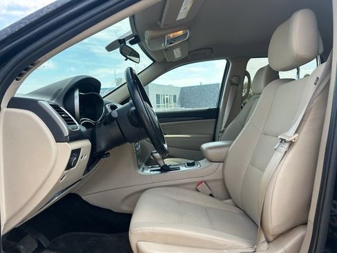 Used 2021 Jeep Grand Cherokee Laredo AWD/4WD image 26