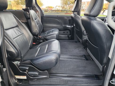 Used 2015 Toyota Sienna SE image 19