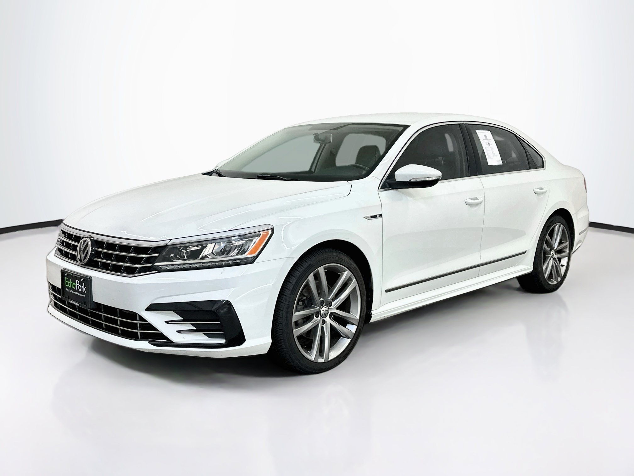 Used 2017 Volkswagen Passat 1.8T R-Line w/ R-Line Lighting Package FWD image 3