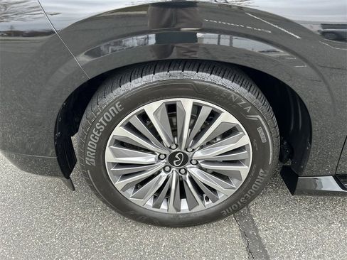 Certified 2025 INFINITI QX80 Sensory image 10