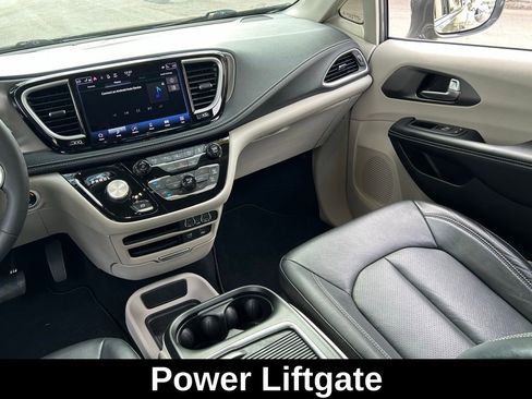 Certified 2022 Chrysler Pacifica Touring-L image 13