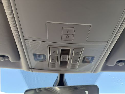 Used 2021 Volkswagen Tiguan SE image 34