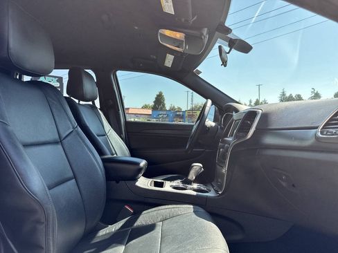 Used 2019 Jeep Grand Cherokee Laredo AWD/4WD image 14
