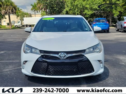 Used 2016 Toyota Camry SE w/ Moonroof Package FWD image 2