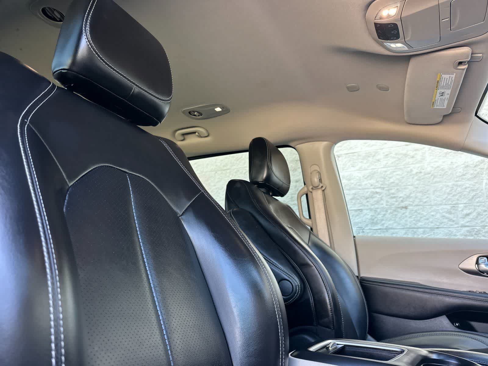 Used 2023 Chrysler Pacifica Touring-L FWD image 19