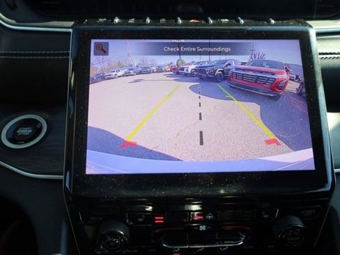 Used 2023 Jeep Grand Cherokee Limited image 4