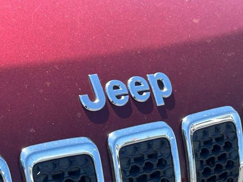 Used 2019 Jeep Cherokee Latitude Plus w/ Comfort/Convenience Group FWD image 11