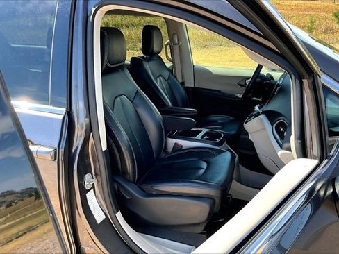 Used 2023 Chrysler Pacifica Touring-L FWD image 28