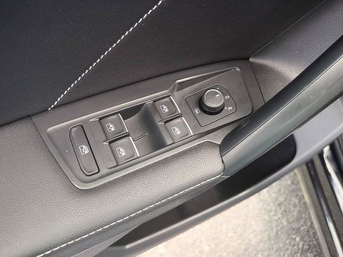 Used 2023 Volkswagen Tiguan SE FWD image 12