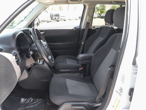 Used 2016 Jeep Patriot Latitude w/ Sun/Sound Group FWD image 18