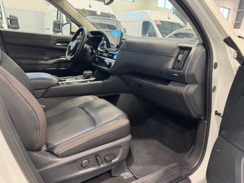 Used 2023 Nissan Pathfinder SL w/ SL Premium Package AWD/4WD image 11