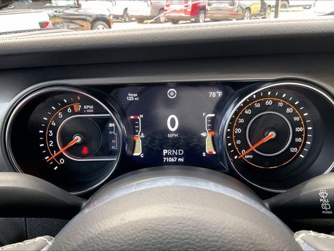 Used 2019 Jeep Wrangler Unlimited Sahara w/ Uconnect 4C Nav & Sound Group AWD/4WD image 24