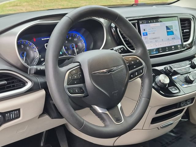 Used 2024 Chrysler Pacifica Touring-L FWD image 31