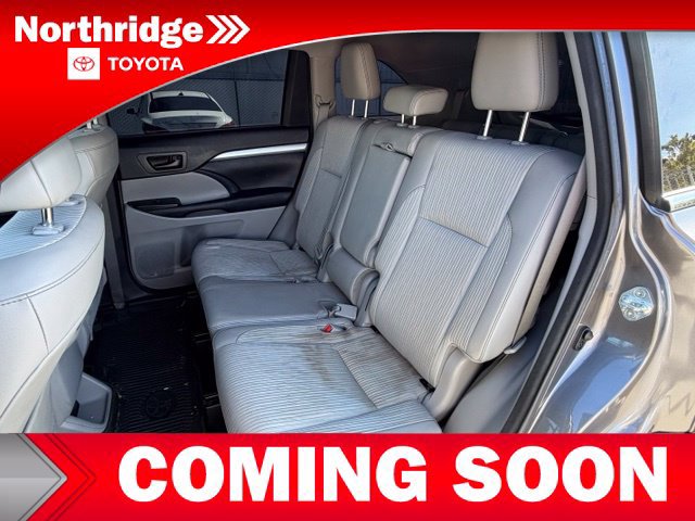 Used 2017 Toyota Highlander Plus FWD image 7