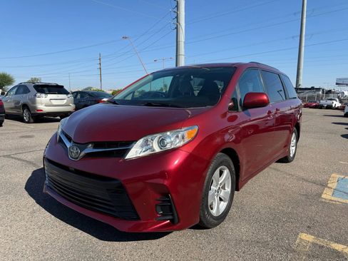 Used 2018 Toyota Sienna LE image 4