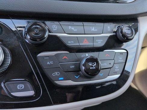 Used 2024 Chrysler Pacifica Touring-L image 24