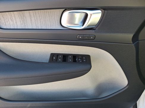 Used 2023 Volvo XC40 B5 Plus image 12