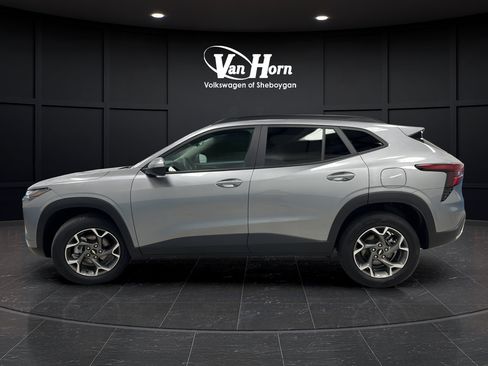 Used 2025 Chevrolet Trax LT w/ LT Convenience Package FWD image 4