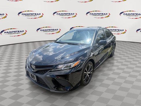 Used 2020 Toyota Camry SE FWD image 1
