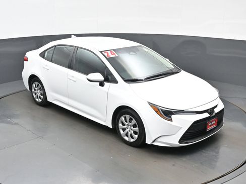 Used 2024 Toyota Corolla LE FWD image 32