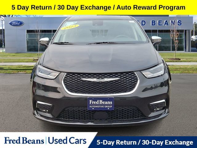 Used 2023 Chrysler Pacifica Limited FWD image 3