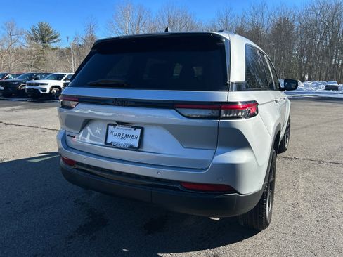 Used 2025 Jeep Grand Cherokee Altitude image 6