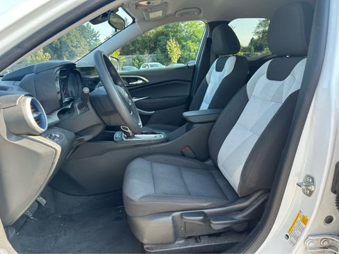 Used 2024 Chevrolet Trax LS w/ LS Convenience Package FWD image 10