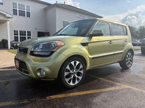 Used 2013 Kia Soul ! w/ Premium Pkg FWD image 2